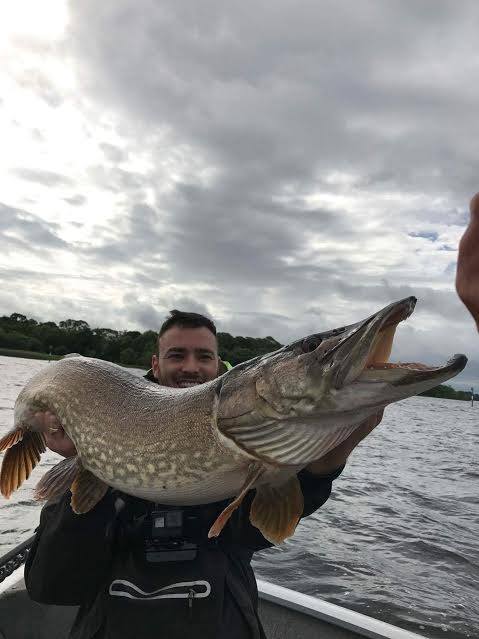 Tom Pagz met een 114 cm lange snoek die hij gevangen heeft met Cedric Charpentier op 3 juli. Deze prachtige vis levert hem de Vangst van de Week op.