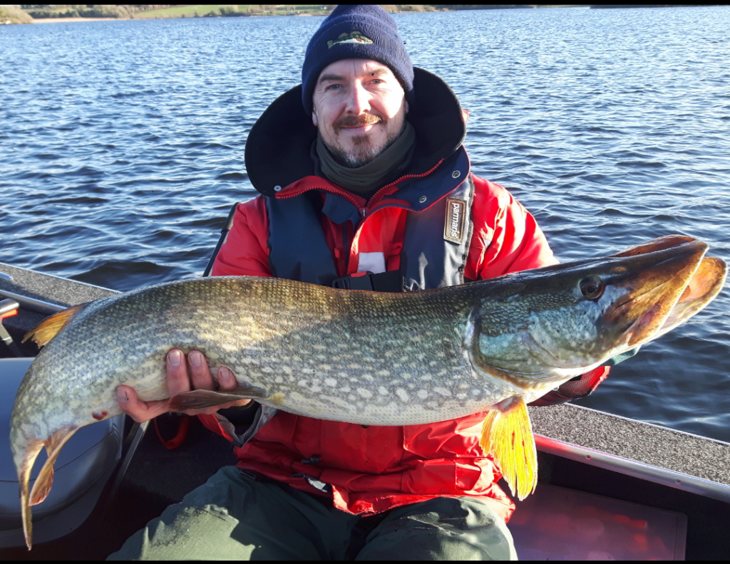 Chris Barry, Meath, met zijn vis van 113 cm, de Vangst van de Week.