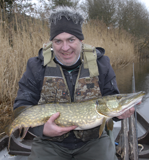 Pauric Martin met de winnende vis die gevangen werd door ‘Mick the Fish’. 
