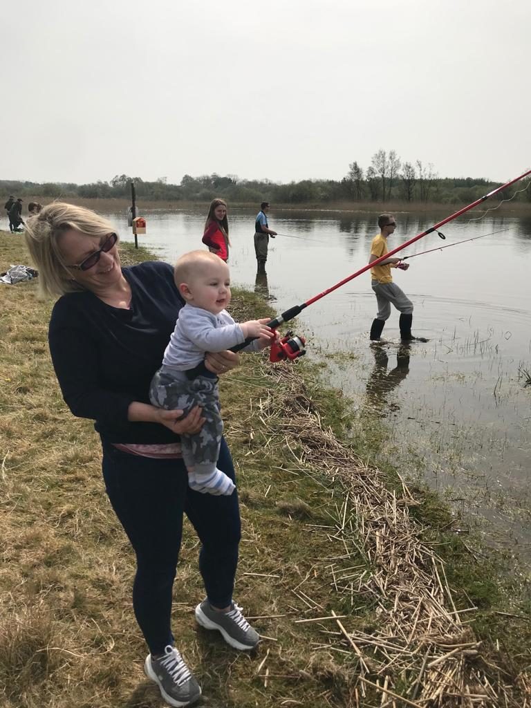 Sinead Keyes met haar zoon Dan die al jong ervaring op doet met het sportvissen.